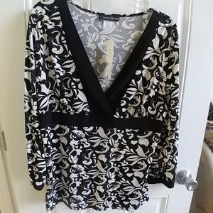 Fun black & white graphic print v neck XL